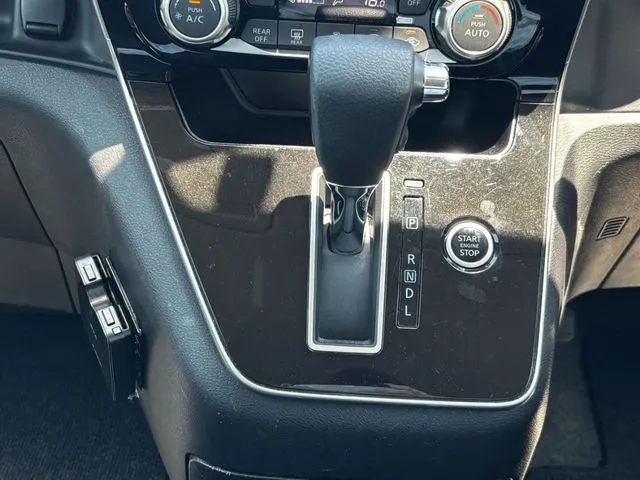 セレナ（ニッサン）の車両写真