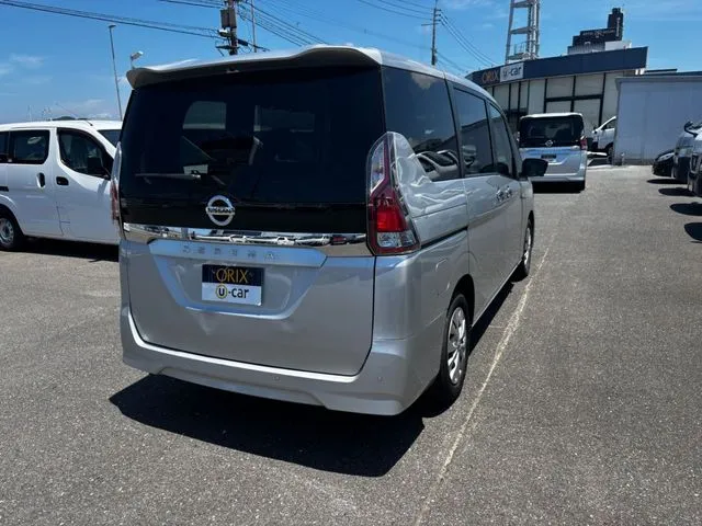 セレナ（ニッサン）の車両写真