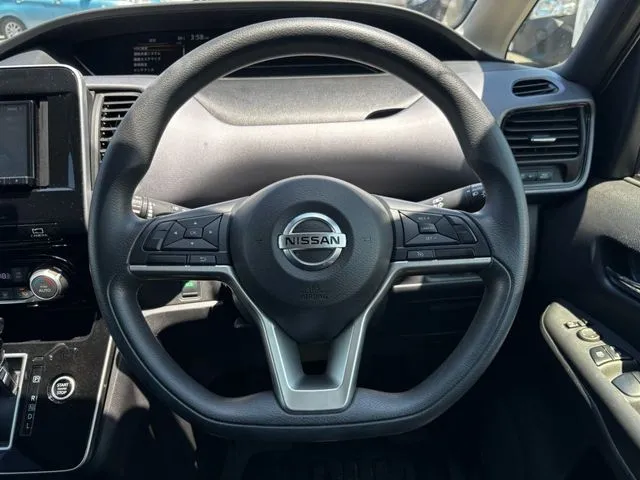 セレナ（ニッサン）の車両写真