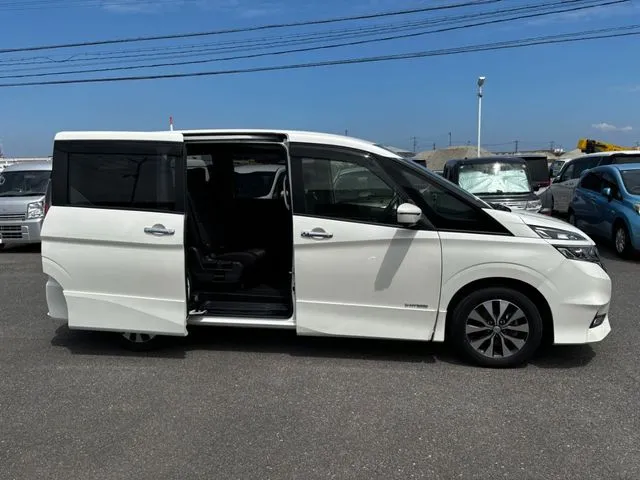 セレナ Sハイブリッド(ニッサン)の車両写真