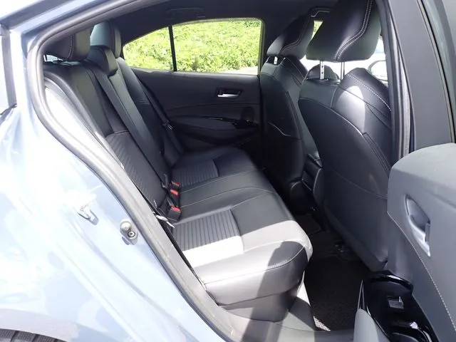 トヨタ カローラ セダン ハイブリッド 4WD