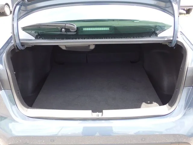 トヨタ カローラ セダン ハイブリッド 4WD