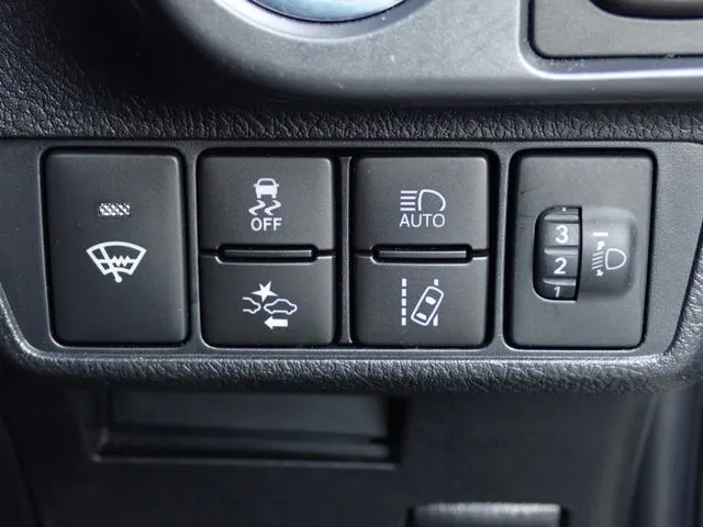 トヨタ　カローラアクシオ　４ＷＤ