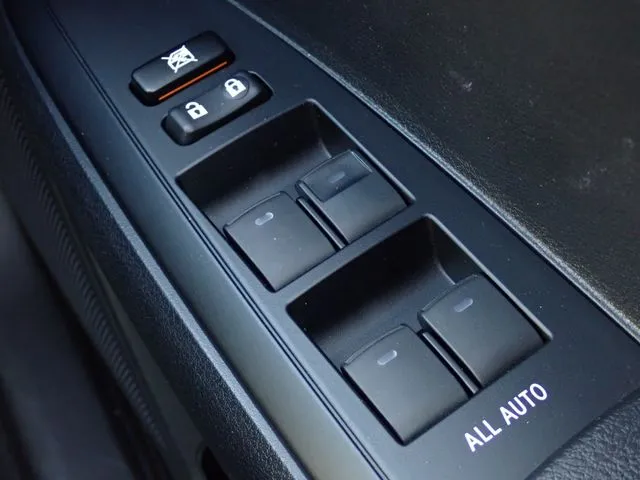 トヨタ　カローラアクシオ　４ＷＤ