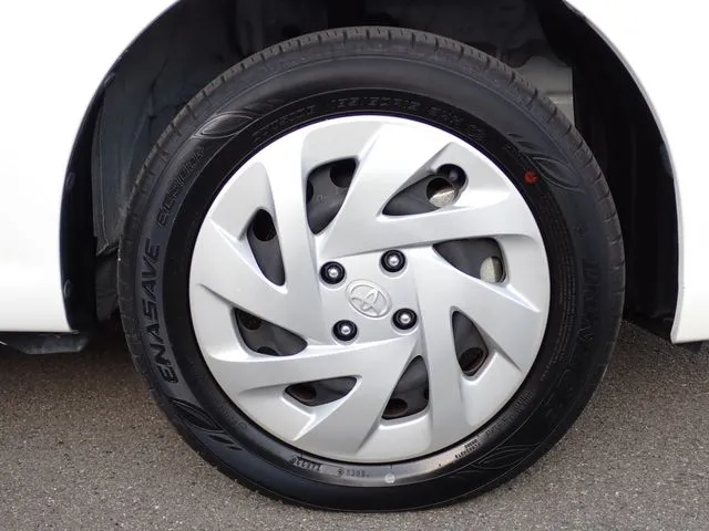 トヨタ　カローラアクシオ　４ＷＤ