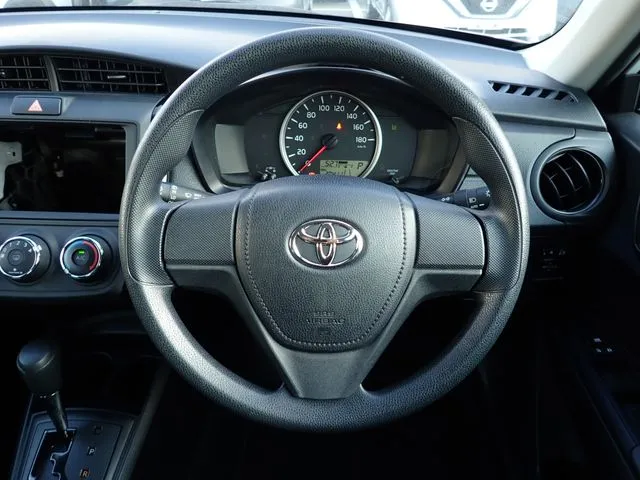 トヨタ　カローラアクシオ　４ＷＤ