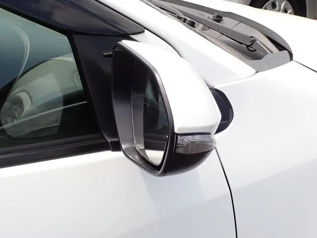 ヤリス ハイブリッド(トヨタ)の車両写真
