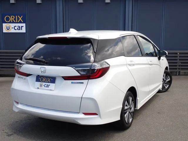 シャトル　ハイブリッド（ホンダ）の車両写真