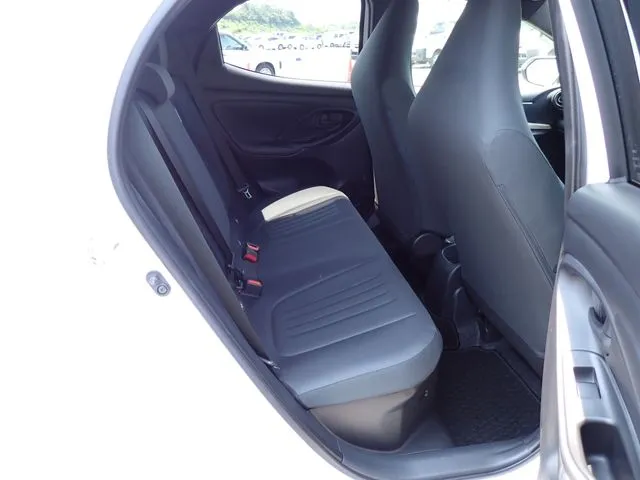 ヤリス　ハイブリッド（トヨタ）の車両写真