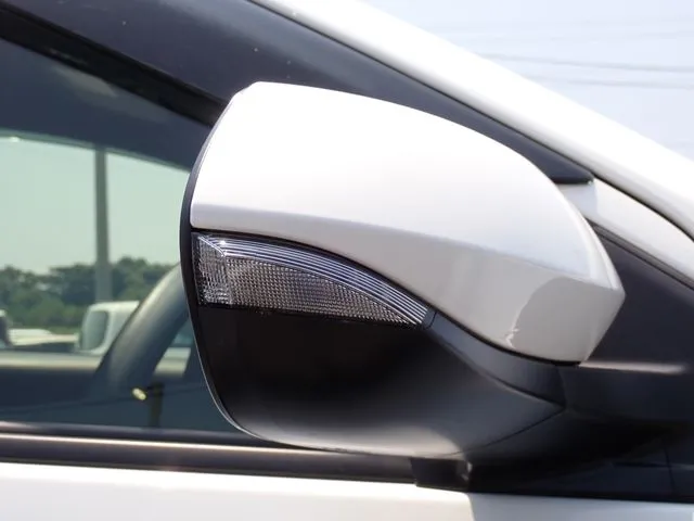ヤリス　ハイブリッド（トヨタ）の車両写真