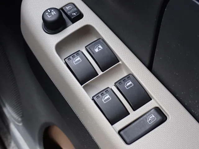 ミラ トコット 4WD(ダイハツ)の車両写真
