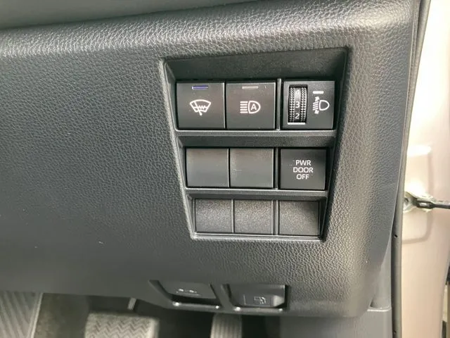 トヨタ　ノア　４ＷＤ