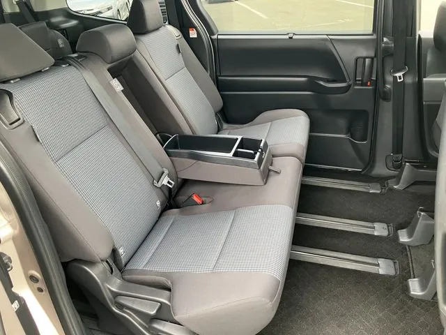 トヨタ　ノア　４ＷＤ
