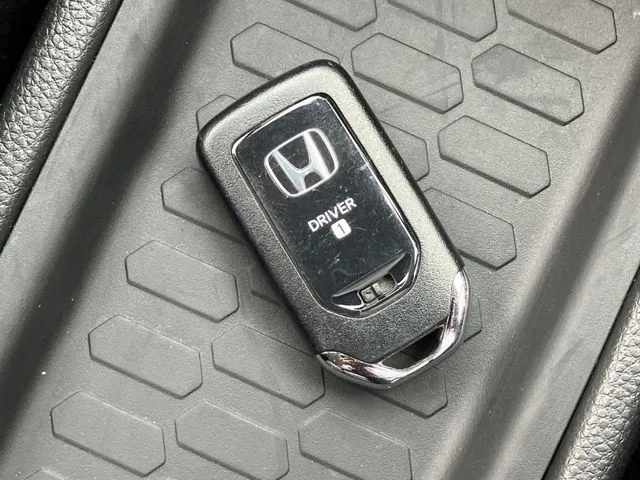 ホンダ　フィット　ｅ：ＨＥＶ　４ＷＤ