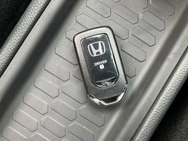 ホンダ　フィット　ｅ：ＨＥＶ　４ＷＤ