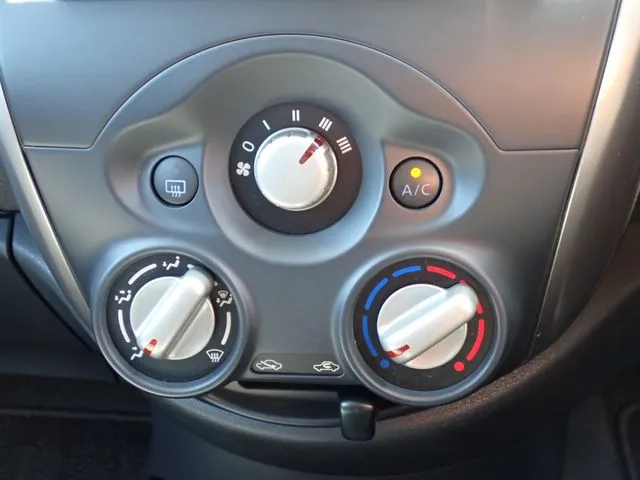 ニッサン　マーチ