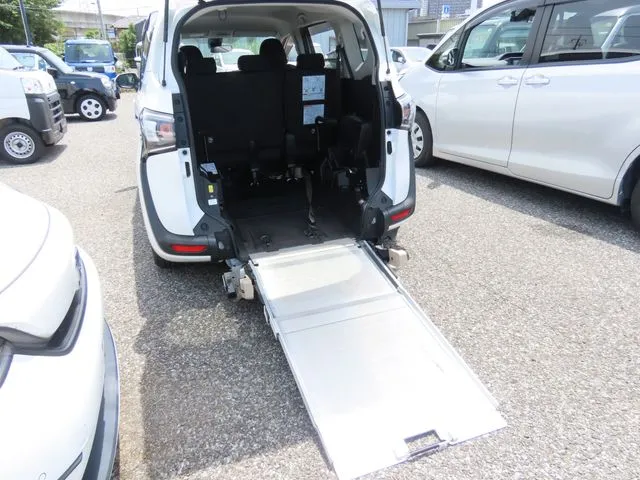シエンタ（トヨタ）の車両写真