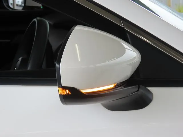 マツダ　ＭＡＺＤＡ３　セダン