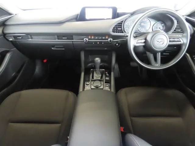 マツダ　ＭＡＺＤＡ３　セダン