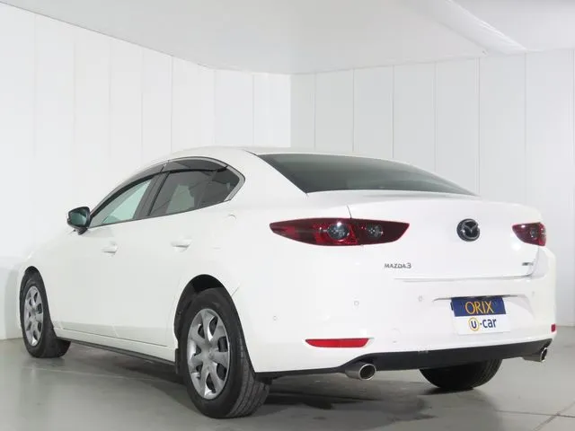 マツダ　ＭＡＺＤＡ３　セダン