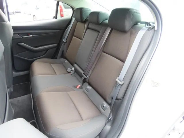 マツダ　ＭＡＺＤＡ３　セダン