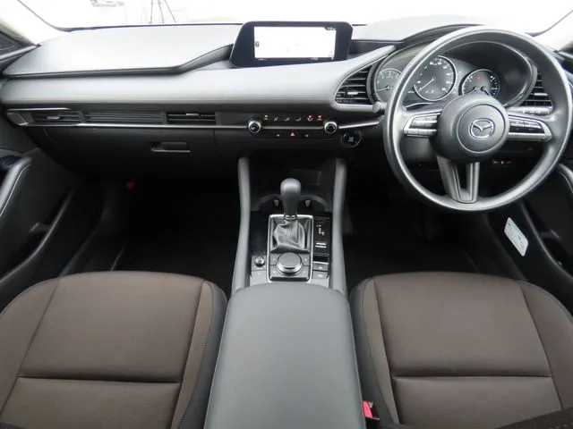 マツダ　ＭＡＺＤＡ３　セダン