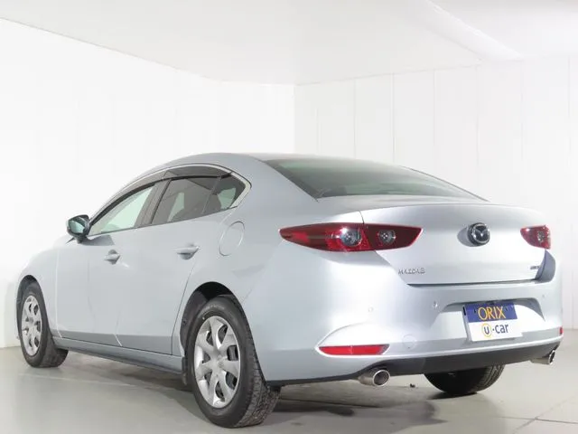 マツダ　ＭＡＺＤＡ３　セダン