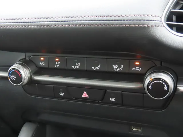 マツダ　ＭＡＺＤＡ３　セダン