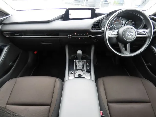 マツダ　ＭＡＺＤＡ３　セダン