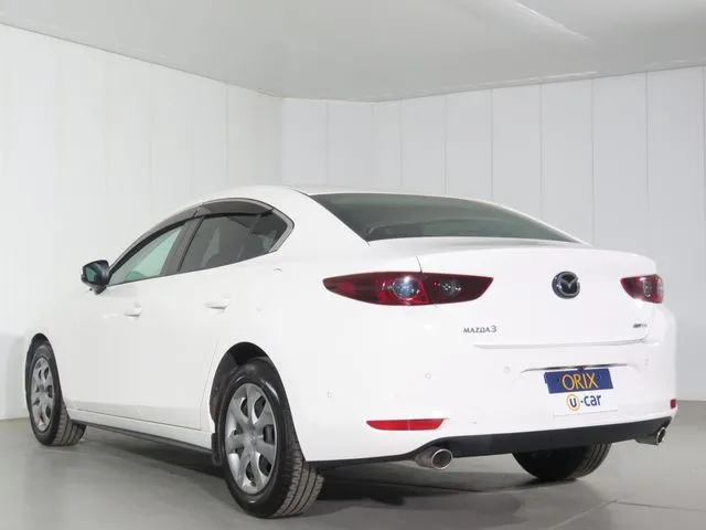 マツダ　ＭＡＺＤＡ３　セダン