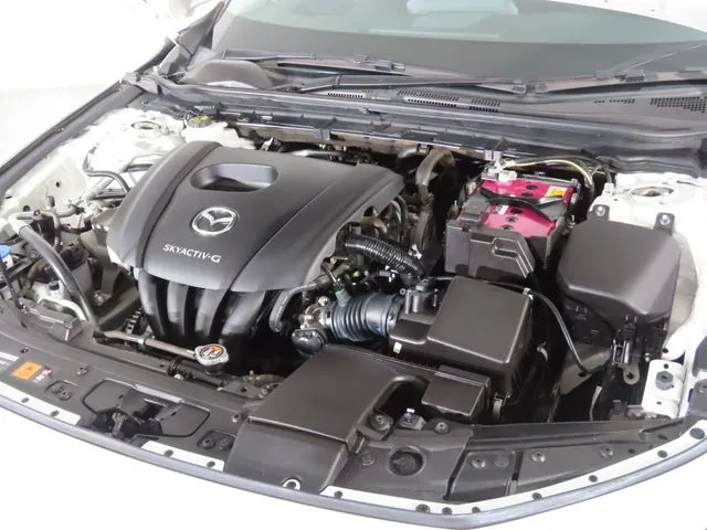 マツダ　ＭＡＺＤＡ３　セダン