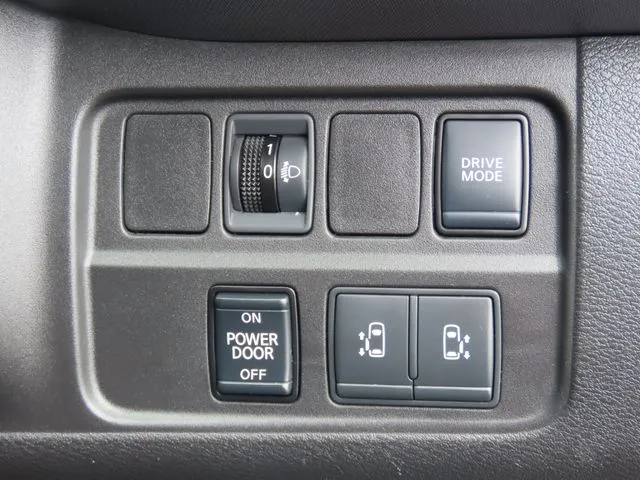 セレナ(ニッサン)の車両写真