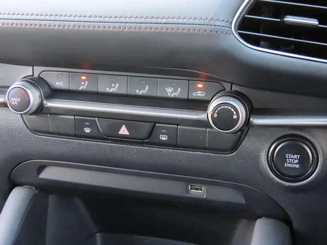 MAZDA3 セダン(マツダ)の車両写真
