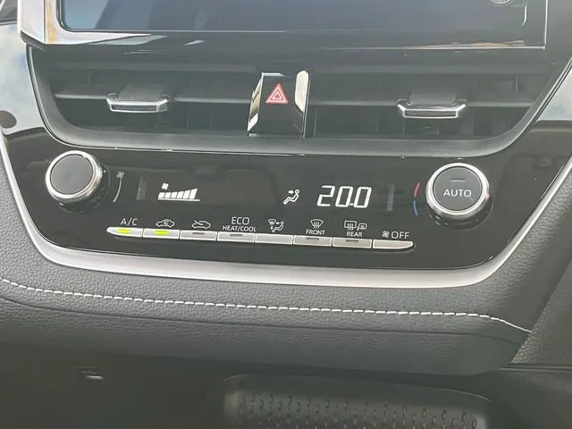 カローラ ツーリング ハイブリッド(トヨタ)の車両写真