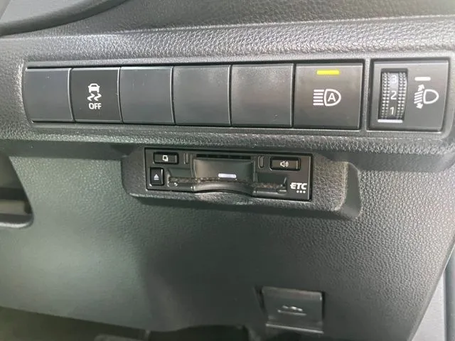 カローラ ツーリング ハイブリッド(トヨタ)の車両写真
