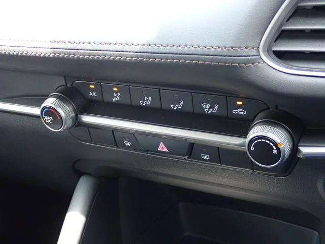 マツダ　ＭＡＺＤＡ３　セダン
