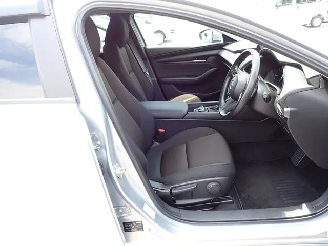 マツダ　ＭＡＺＤＡ３　セダン