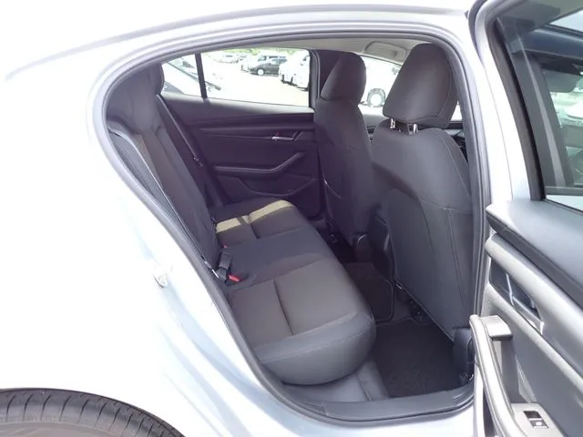 マツダ　ＭＡＺＤＡ３　セダン