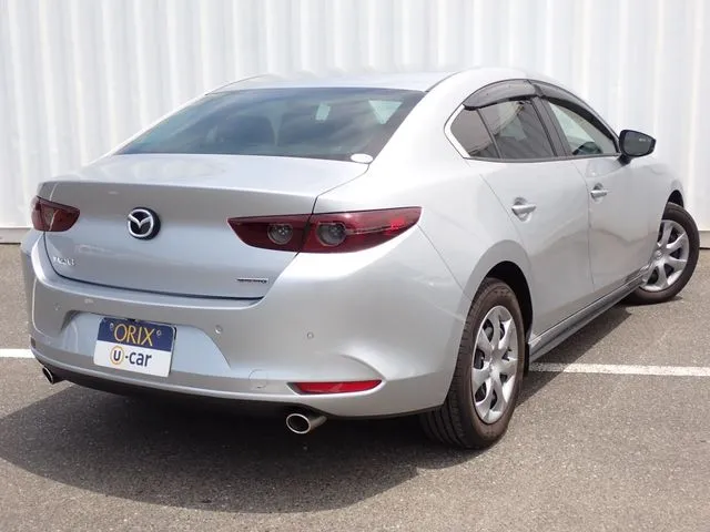 マツダ　ＭＡＺＤＡ３　セダン
