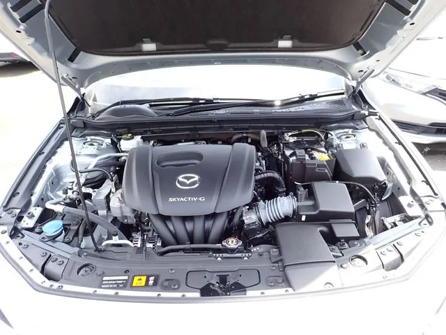 マツダ　ＭＡＺＤＡ３　セダン