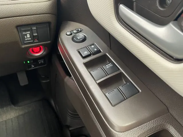 N BOX(ホンダ)の車両写真