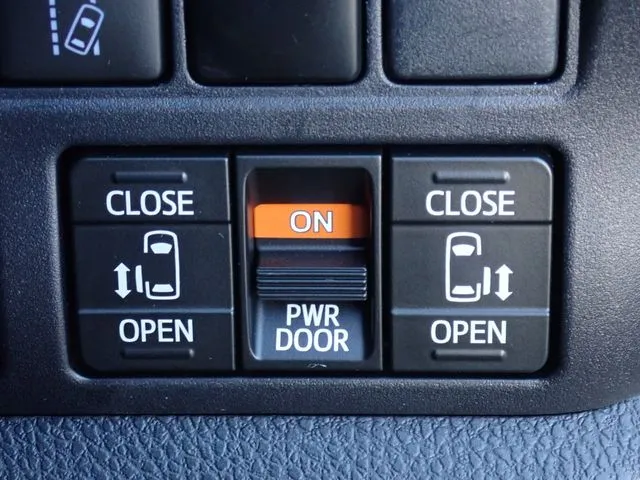 ヴォクシー(トヨタ)の車両写真