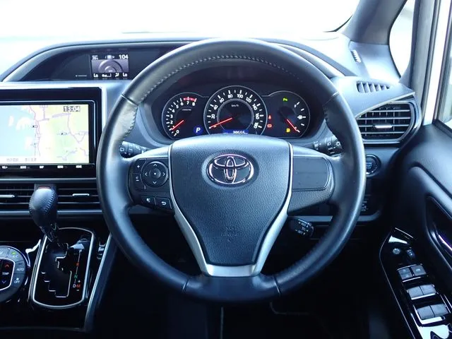 ヴォクシー(トヨタ)の車両写真