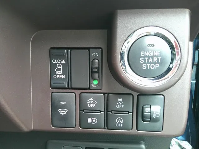 トヨタ　タンク　４ＷＤ