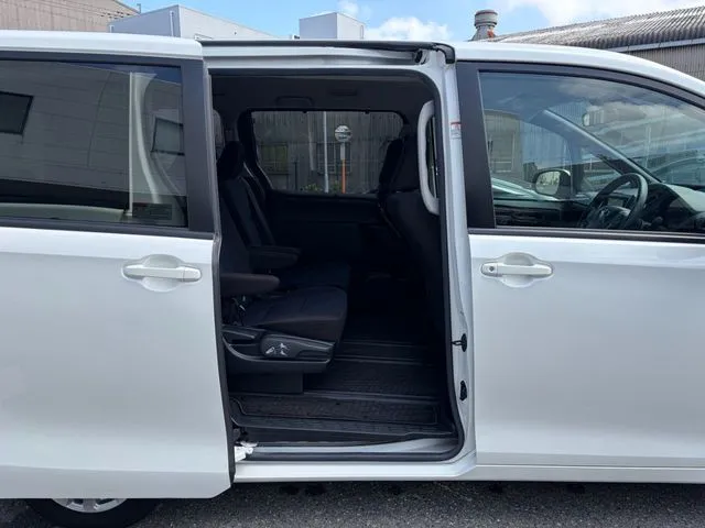 ノア ハイブリッド(トヨタ)の車両写真