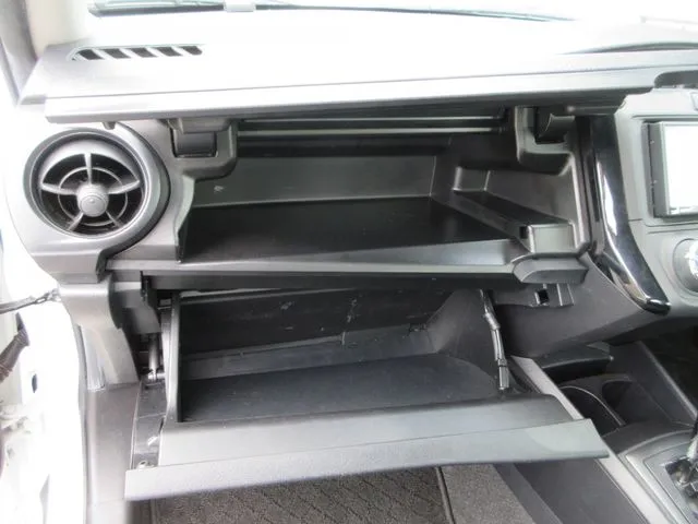 トヨタ　カローラアクシオ　４ＷＤ