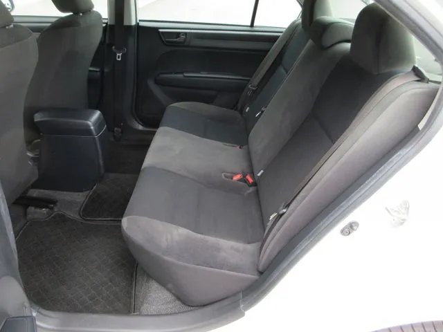 トヨタ　カローラアクシオ　４ＷＤ