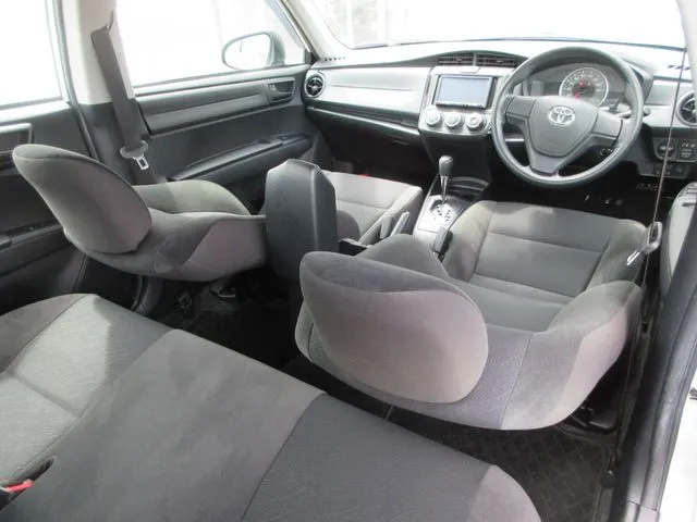 トヨタ　カローラアクシオ　４ＷＤ