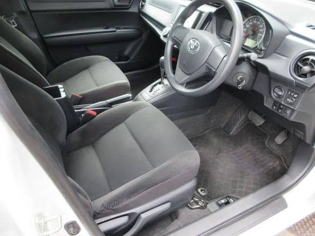 トヨタ　カローラアクシオ　４ＷＤ