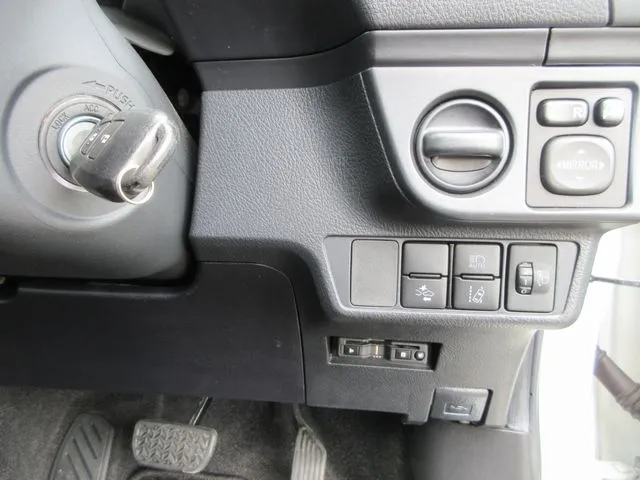 トヨタ　カローラアクシオ　４ＷＤ